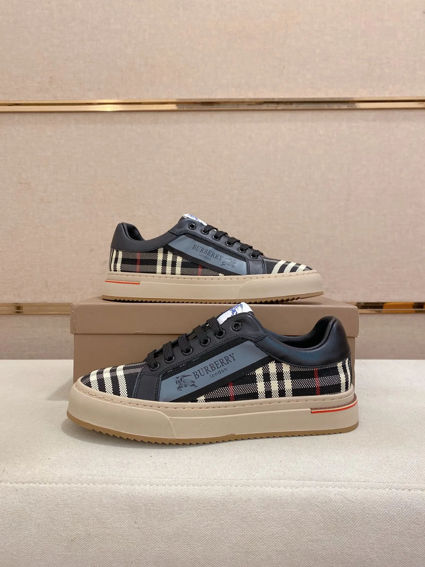 Men's shoes💰: 400💰🇮🇹🇮🇹The counters are synchronized with BURBERRY's top purchasing agents🔍🔍Synchronized sales. Positive code number: 38-44. Italian imported cowhide with official website fabric. Fully imported sheepskin lining, sole: original sole provided by the original factory, exclusive movable molded sole, super comfortable, original factory follow-up goods, 🔍🔍high quality, you can enter and leave the counter at will, welcome to compare (can be customized 45)